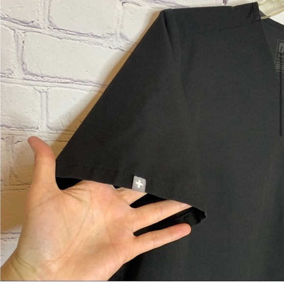 FIGS Black Casma™ Three-Pocket Scrub Top - Picture 3 of 4